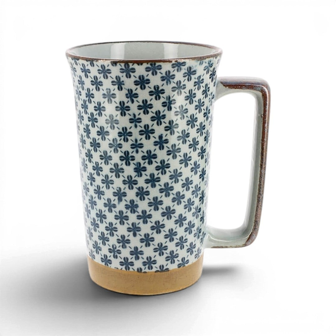 Grand mug japonais Yugen lab en céramique blanche avec motif de trèfles bleus et base contrastée