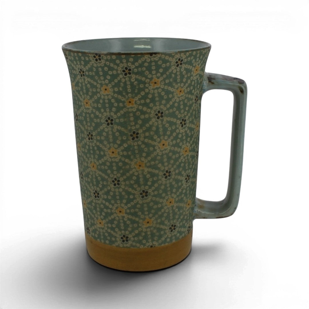 Mug Yugen lab Hanasibori vert mat à motif floral japonais, détails dorés et anse angulaire, contenance 40 cl.