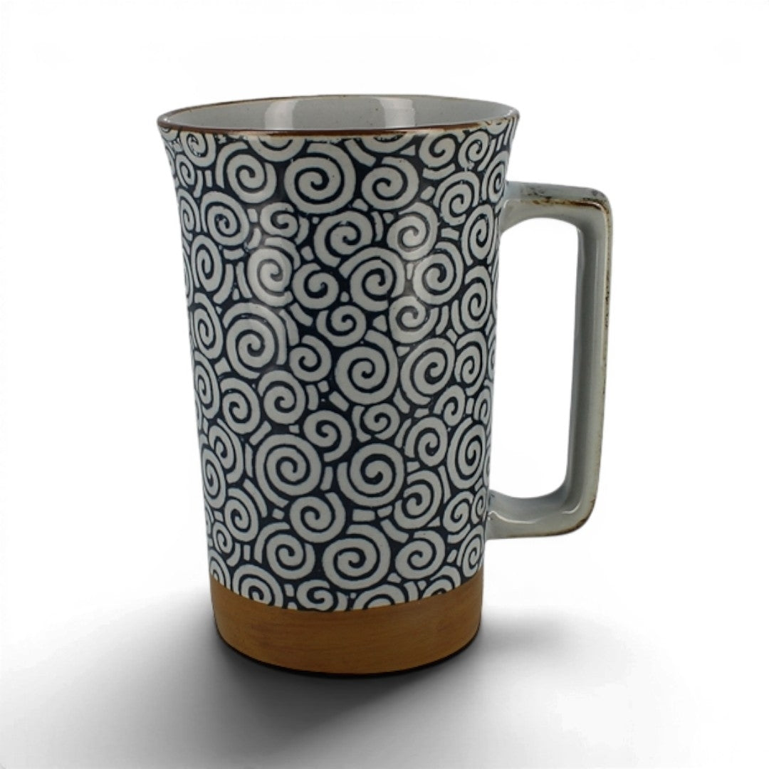 Jumbo mug Yugen lab en porcelaine avec motif de spirales bleu profond, base brun doré et anse angulaire