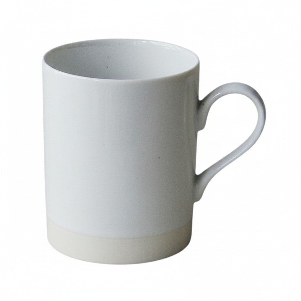 Mug Yugen lab en porcelaine blanche au design minimaliste japonais avec une base mate et une anse ergonomique