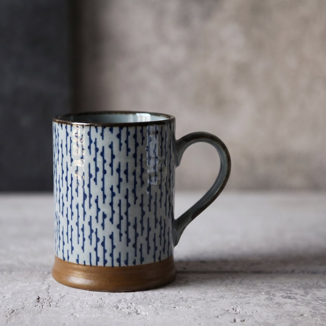 Mug Yugen lab en porcelaine japonaise bleu et blanc avec motif de lignes verticales et base brune contrastante