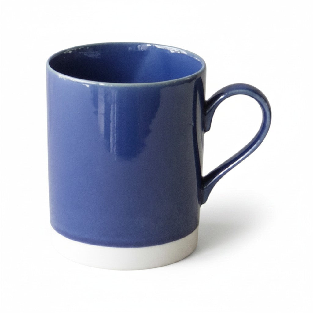 Mug Yugen lab en porcelaine bleu indigo au design minimaliste japonais avec une base blanche contrastante