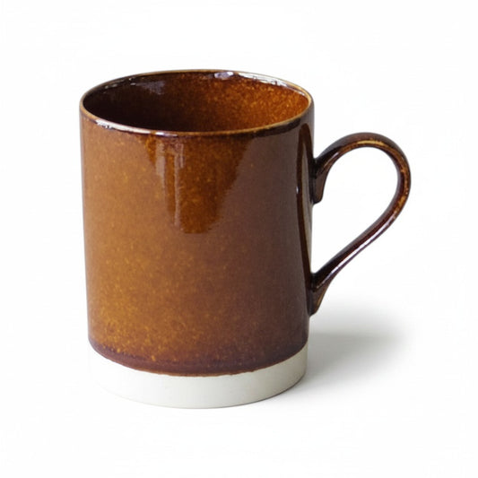 Mug Yugen lab en porcelaine brun terre, design minimaliste japonais cylindrique avec base contrastée et anse ergonomique