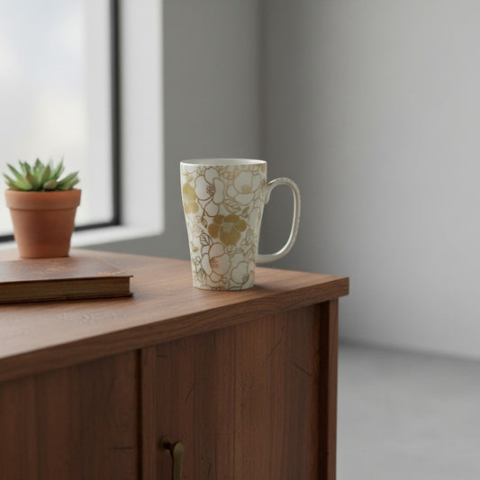 Mug en porcelaine Yugen lab avec motif de fleurs dorées style japonais posé sur un meuble en bois