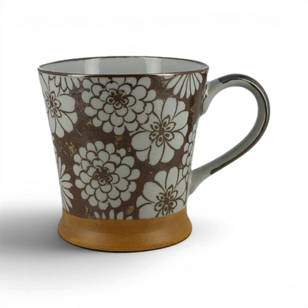 Mug Yugen lab en porcelaine japonaise marron avec des motifs de fleurs blanches et une base en terre cuite naturelle