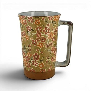 Mug Yugen lab en porcelaine céramique avec motif floral Miyakoyuzen dans des tons ocre, rouge et rose, anse rectangulaire