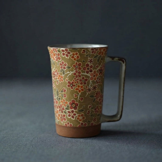 Mug Yugen lab en porcelaine céramique avec motif floral Miyakoyuzen dans des tons ocre, rouge et rose, anse large.