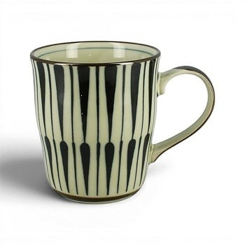 Mug Yugen lab en porcelaine ivoire avec motifs graphiques noirs inspirés de l'esthétique japonaise