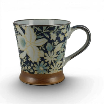 Mug S Yugen lab en porcelaine japonaise bleu profond avec motifs floraux jaunes et base en terre naturelle