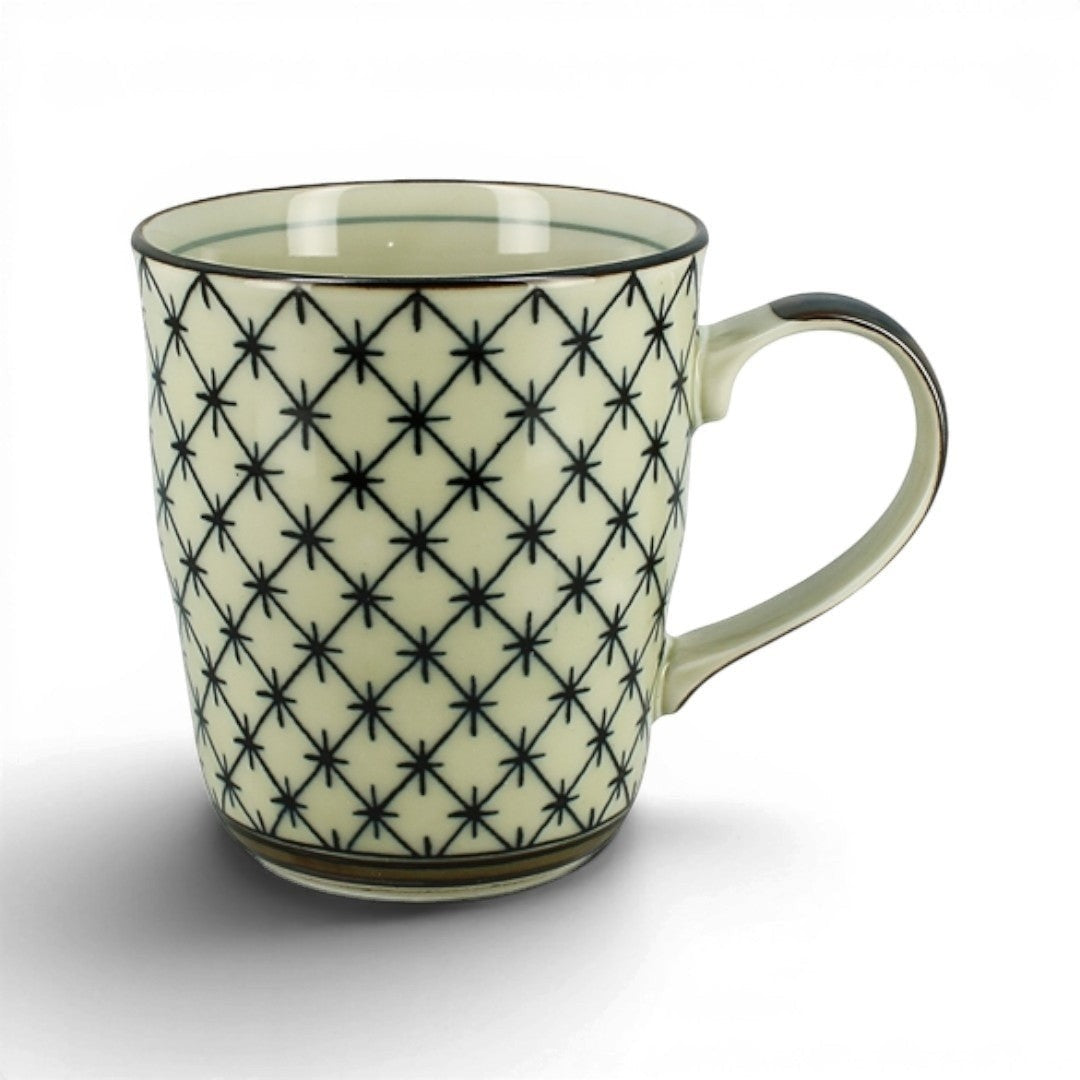 Mug Yugen lab en porcelaine ivoire avec motif graphique noir Asanoha, forme évasée et anse confortable.