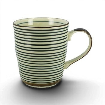 Mug Yugen lab en porcelaine ivoire avec fines rayures noires horizontales, forme évasée et anse confortable.