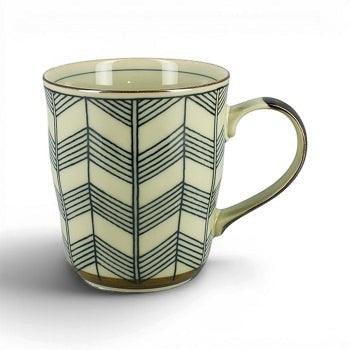 Mug Yugen lab en porcelaine ivoire avec motif graphique noir Yagasuri, forme évasée et anse confortable.
