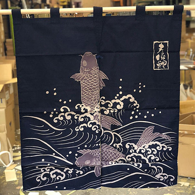 Noren Yugen lab en coton noir avec motifs dorés de carpes koï et vagues japonaises pour décoration intérieure