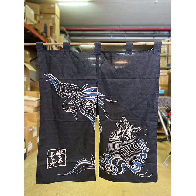 Noren Yugen lab en coton noir avec motifs japonais traditionnels d'oiseau et de vagues stylisées en bleu et blanc