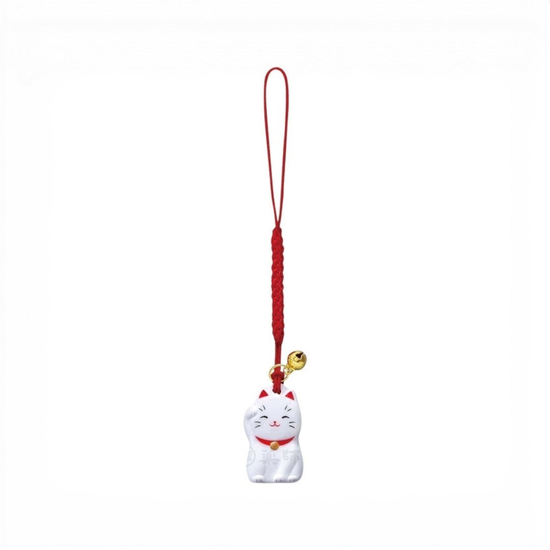 Pendentif Maneki Neko blanc Yugen lab avec cordon rouge tressé et clochette dorée, symbole de chance japonais.