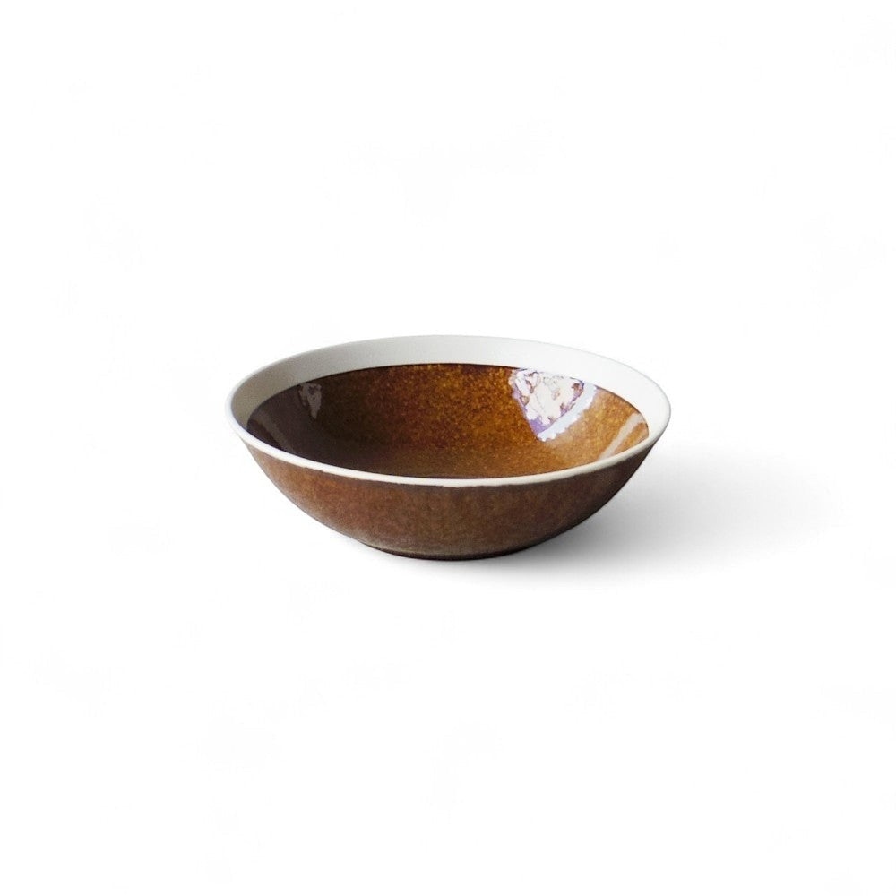 Petit saladier Yugen lab en porcelaine marron, design japonais moderne avec intérieur brillant et forme évasée.