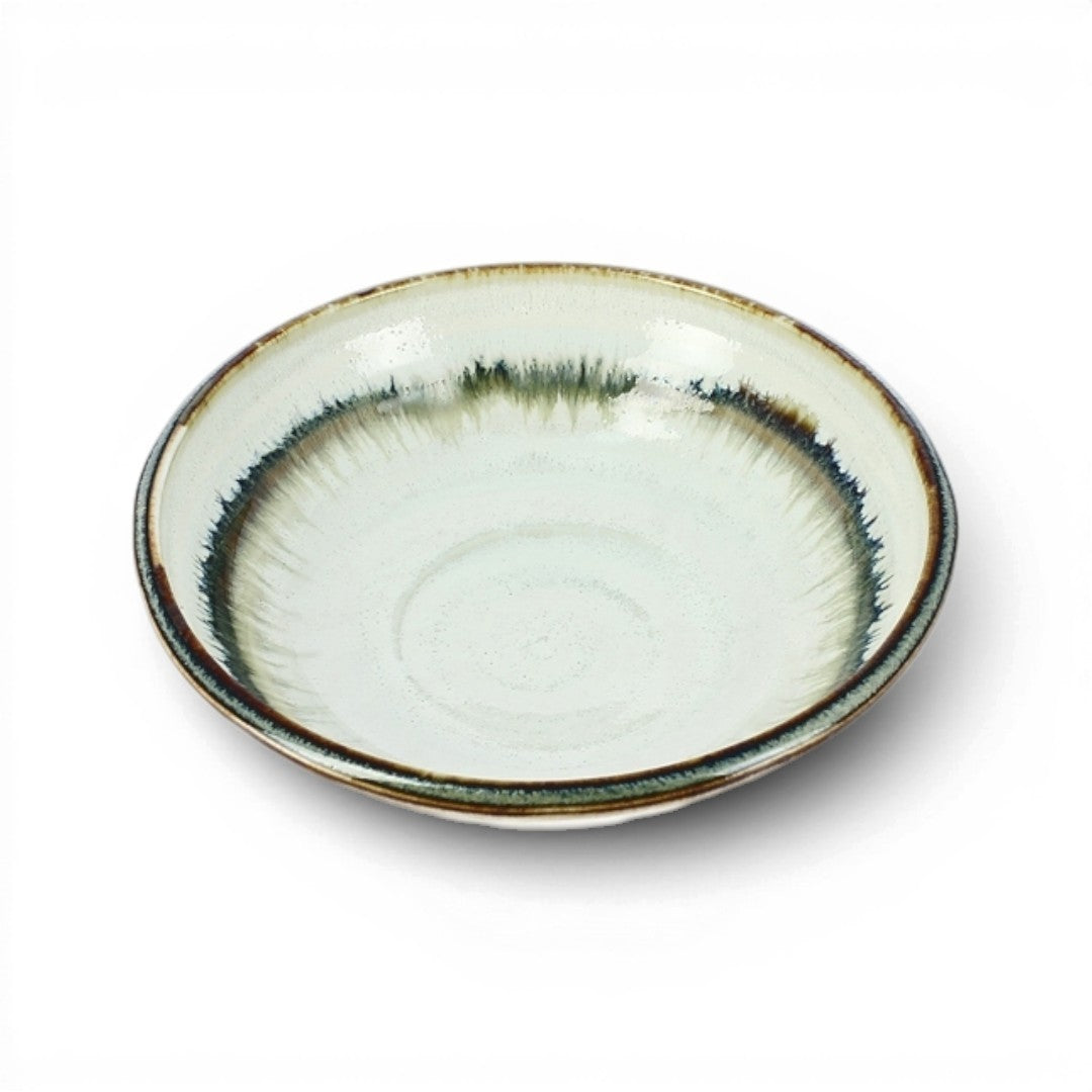 Petite assiette japonaise ronde Yugen lab en céramique blanche et noire avec des bords dégradés artisanaux
