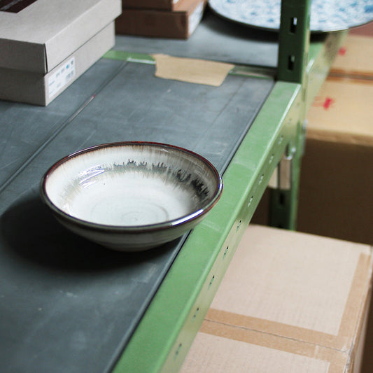Petite assiette japonaise ronde Yugen lab en céramique bicolore noir et blanc pour apéritif