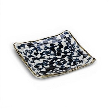 Plat carré en céramique Yugen lab avec motif traditionnel japonais Tako Karakusa bleu et blanc sur fond clair.