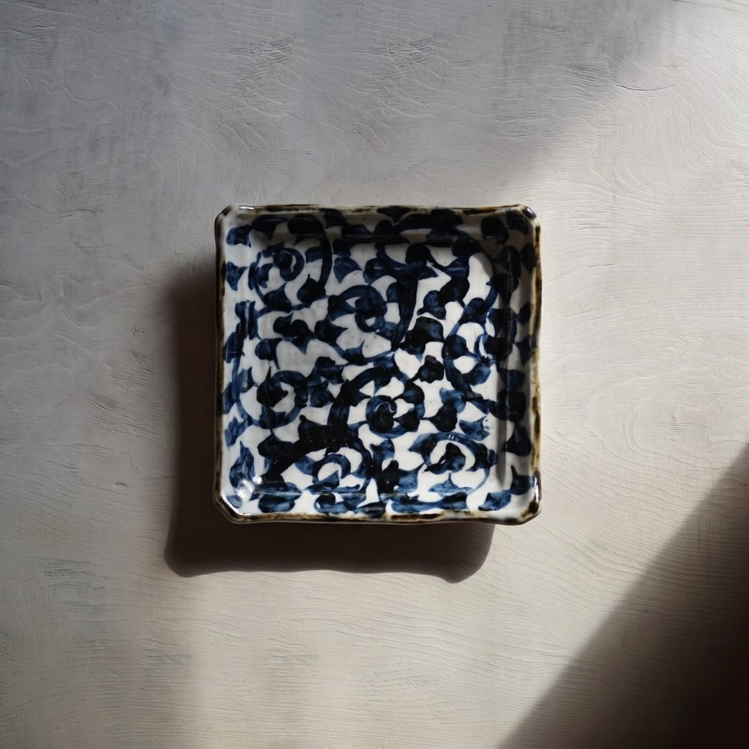 Plat carré Yugen lab en céramique japonaise avec motif traditionnel Tako Karakusa bleu et blanc sur fond clair