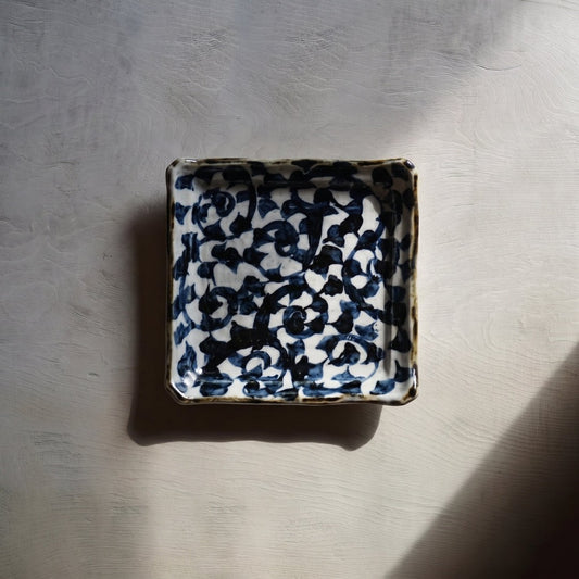 Plat carré Yugen lab en céramique japonaise avec motif traditionnel Tako Karakusa bleu et blanc sur fond clair