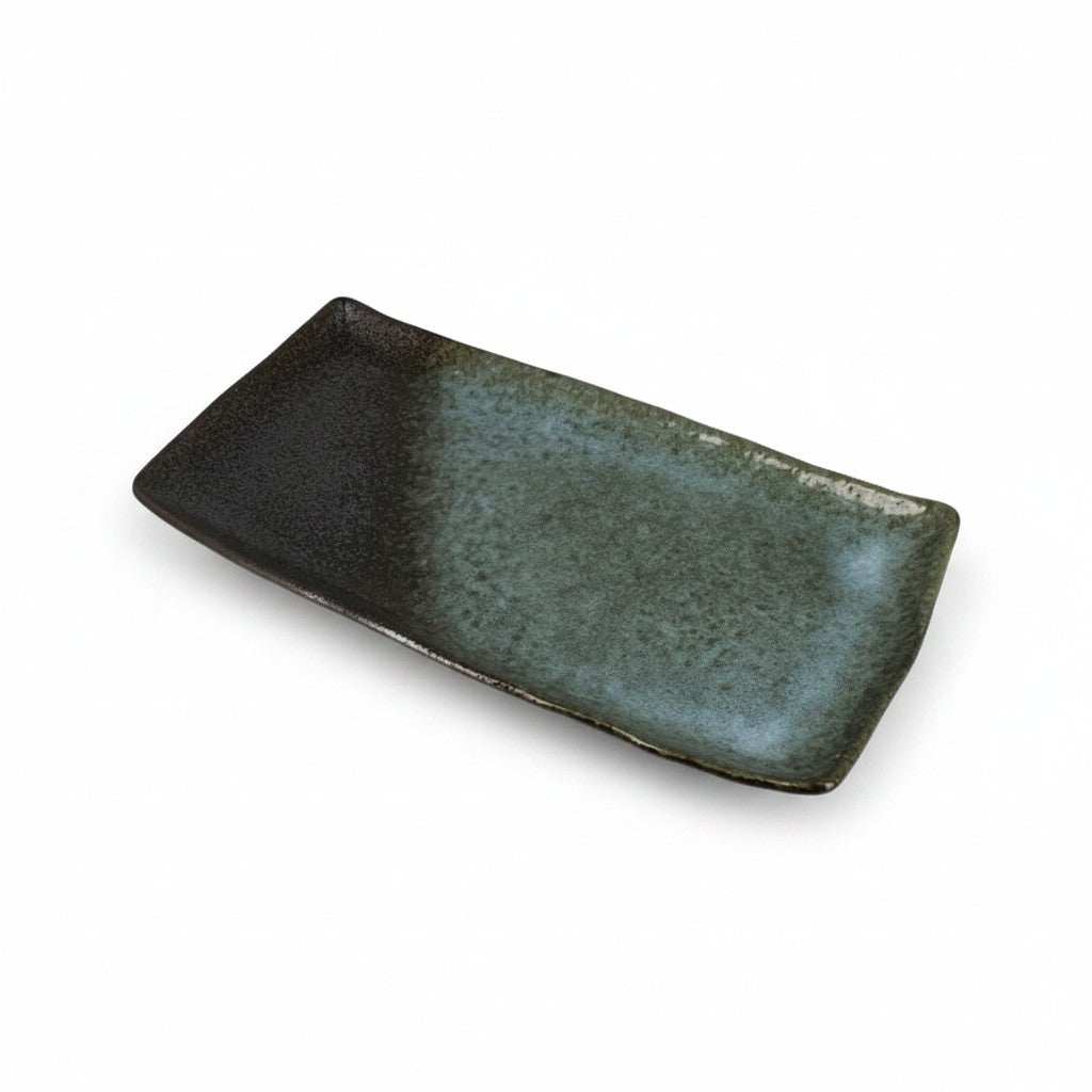 Plat rectangulaire en céramique Yugen lab bleu et noir avec un effet dégradé artisanal pour sushis et tempuras