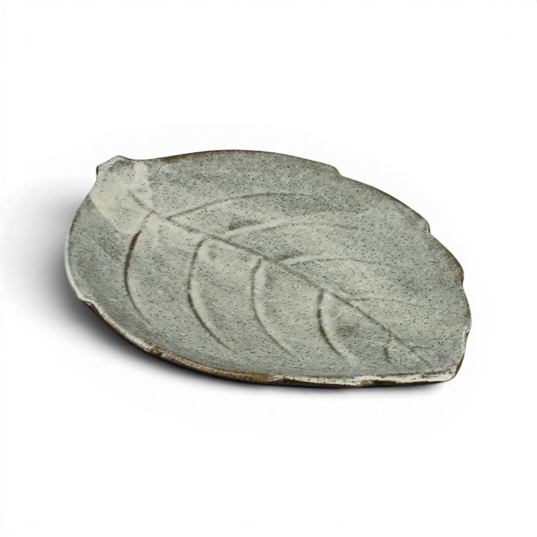 Grand plat Yugen lab en céramique artisanale japonaise en forme de feuille vert clair moucheté