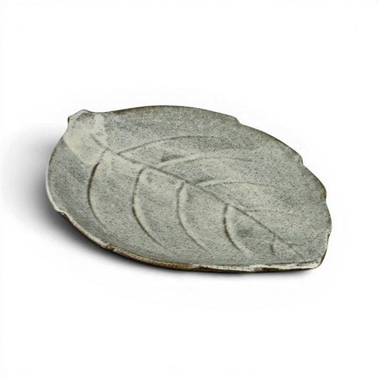 Grand plat Yugen lab en céramique artisanale japonaise en forme de feuille vert clair moucheté