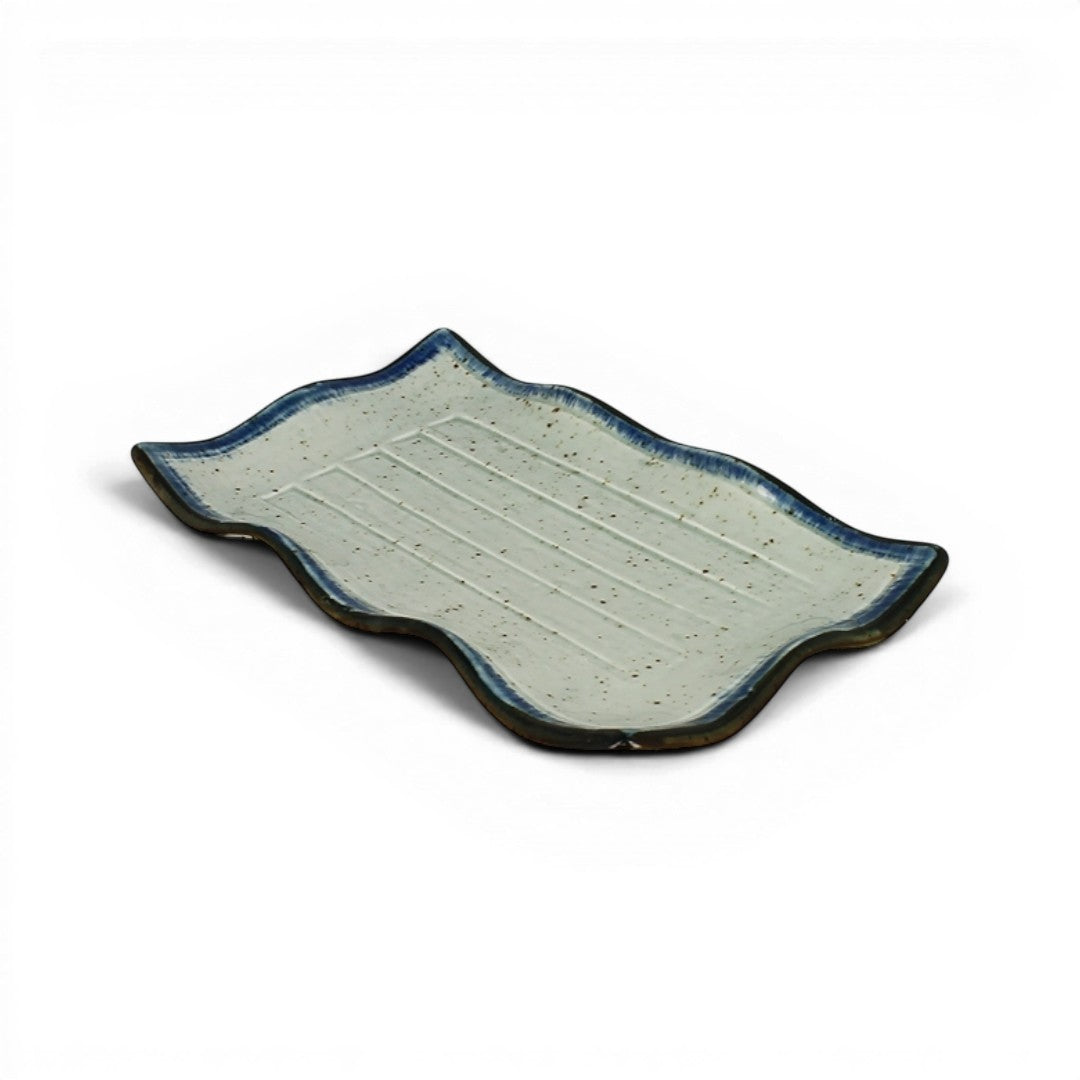 Plat japonais Yugen lab en porcelaine vert clair avec bords ondulés bleus pour la présentation de sushis
