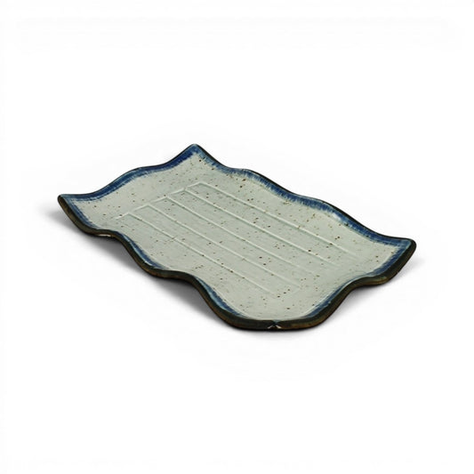 Plat japonais Yugen lab en porcelaine vert clair avec bords ondulés bleus pour la présentation de sushis