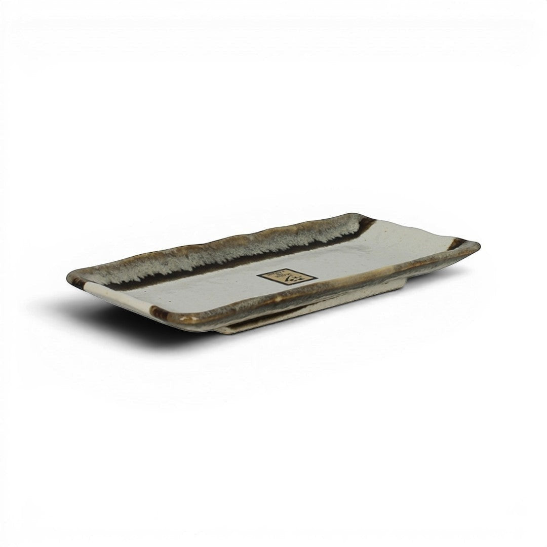 Plat rectangulaire Yugen lab en porcelaine blanche avec motif rhinocéros et bords bruns artisanaux