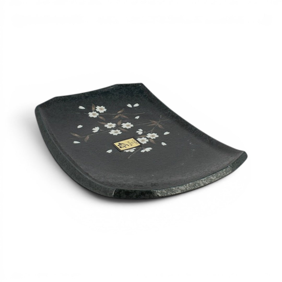Plat rectangulaire noir Yugen lab avec motif floral sakura délicat pour un service de table japonais raffiné
