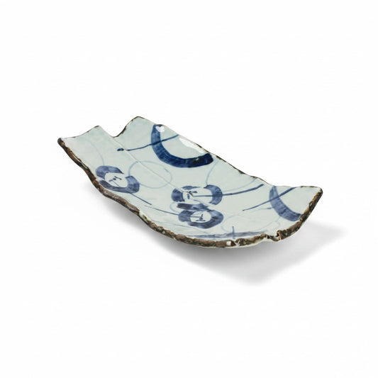 Plat rectangulaire Yugen lab en céramique artisanale avec motifs bleus traditionnels et bords irréguliers