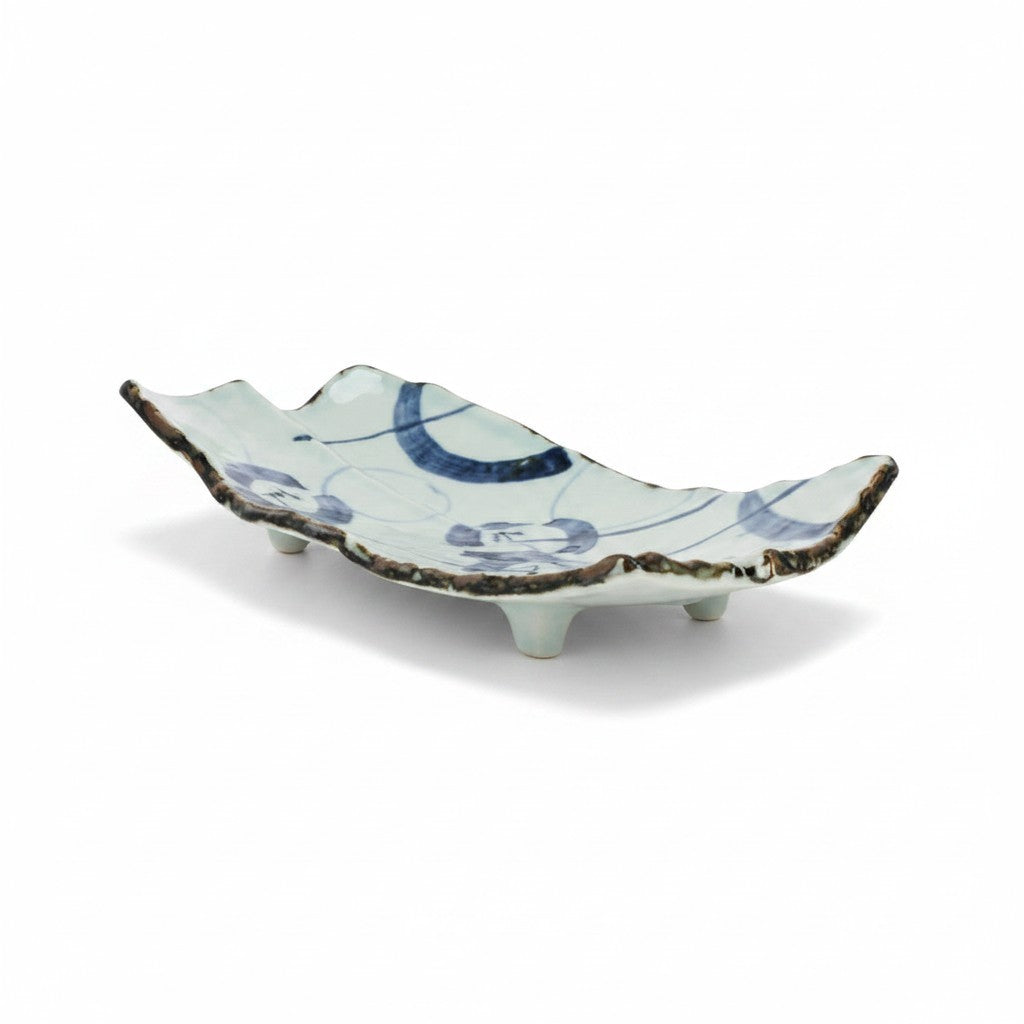 Plat rectangulaire Yugen lab en céramique artisanale avec motifs bleus traditionnels et quatre pieds de support
