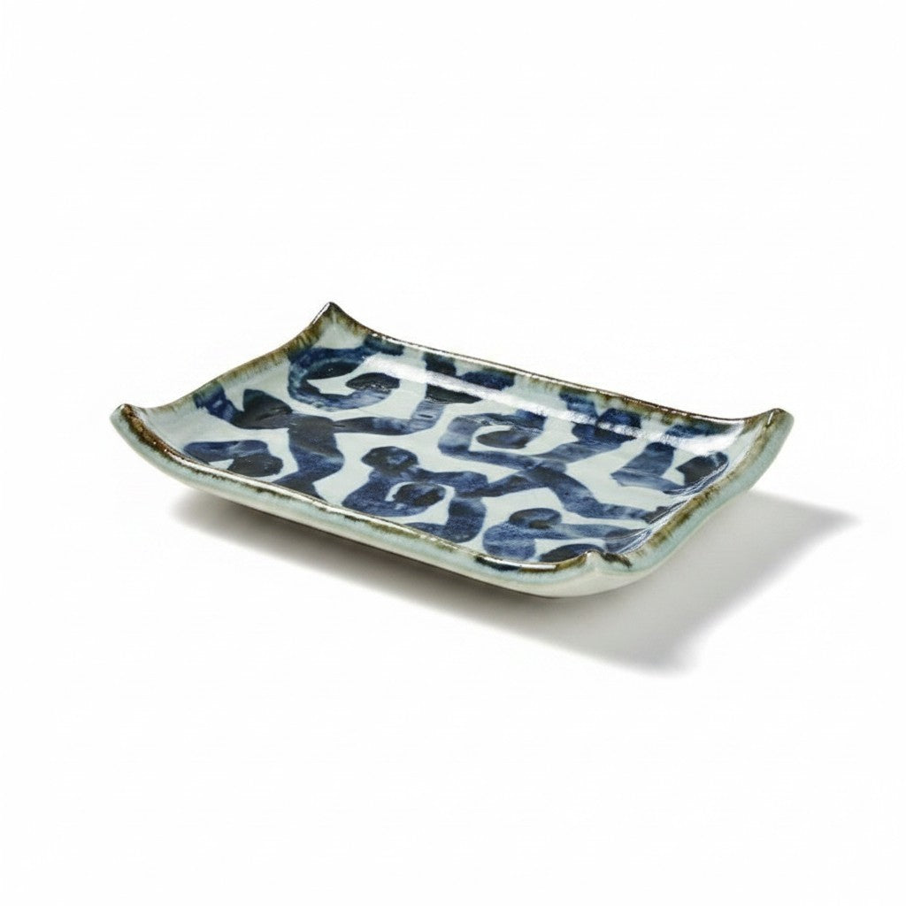 Plat à sushi Yugen lab rectangulaire en céramique blanche avec motifs traditionnels bleus et bords incurvés
