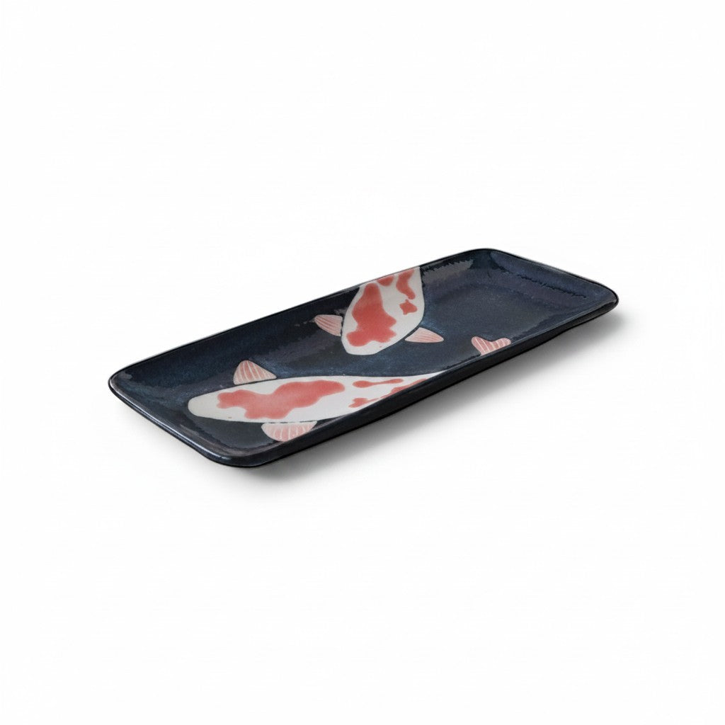 Plat à sushi rectangulaire Yugen lab en céramique bleu foncé avec motif de poissons koï rouge et blanc
