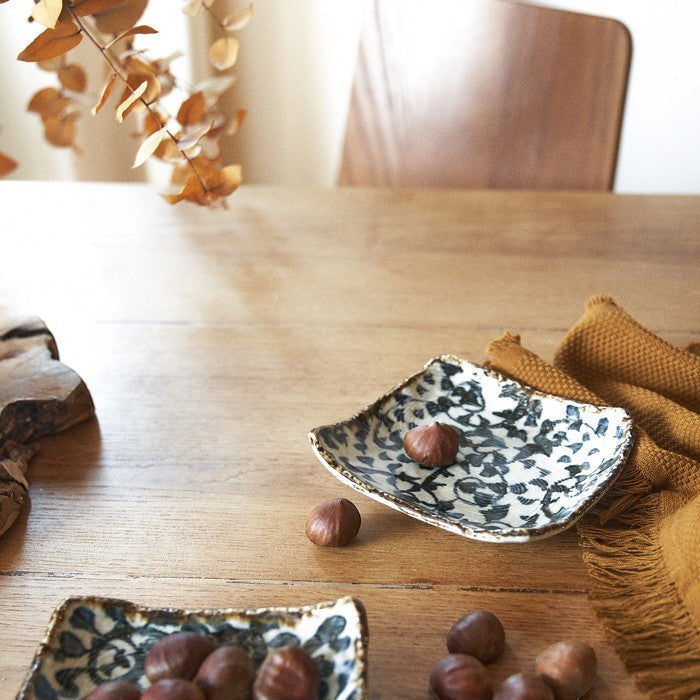 Set de 5 plats carrés Yugen lab en céramique avec motif traditionnel tako karakusa bleu et blanc sur table en bois