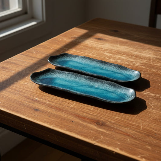 Set de deux plats à sushi Yugen lab en céramique japonaise bleu turquoise avec une finition craquelée sur table bois