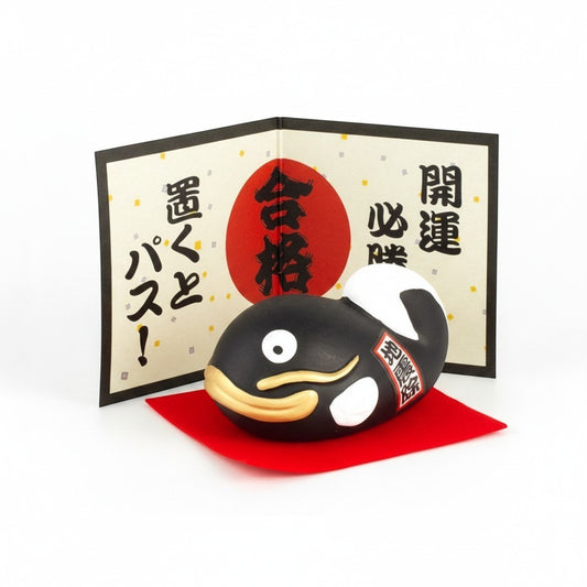 Figurine poisson-chat Namazu noir Yugen lab avec paravent japonais traditionnel et socle rouge