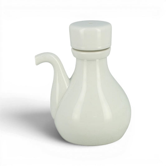 Pot à sauce soja Yugen lab en céramique blanche avec bouchon anti-goutte, design japonais épuré et minimaliste.
