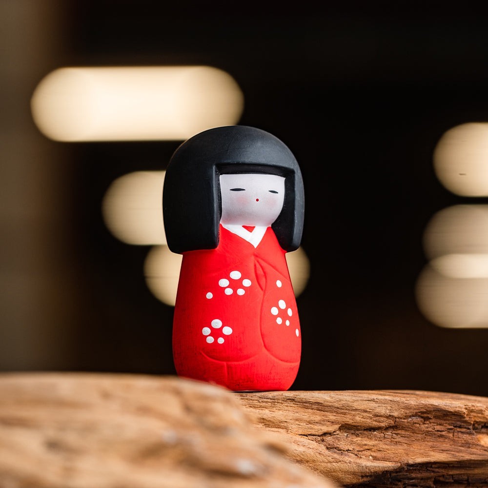 Poupée Kokeshi Yugen lab en porcelaine rouge et noire, figurine japonaise traditionnelle porte-bonheur au fini lisse.