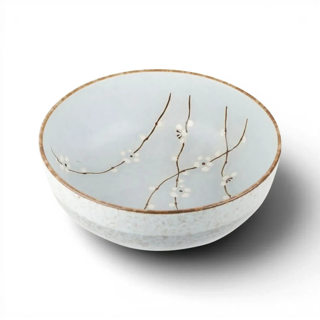 Saladier Yugen lab en céramique japonaise bleu clair avec motifs de branches et fleurs blanches à l'intérieur
