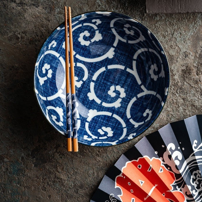 Saladier en céramique Yugen lab bleu et blanc avec motif traditionnel Karakusa et baguettes posées dessus
