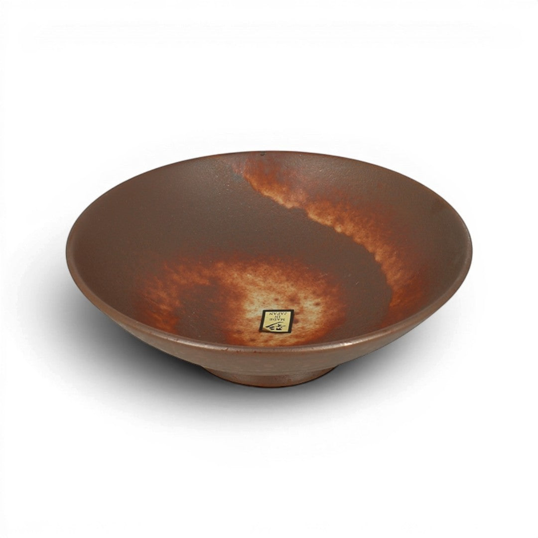 Saladier Yugen lab en céramique japonaise rouge rouille avec des nuances de couleurs artisanales et une finition moderne.