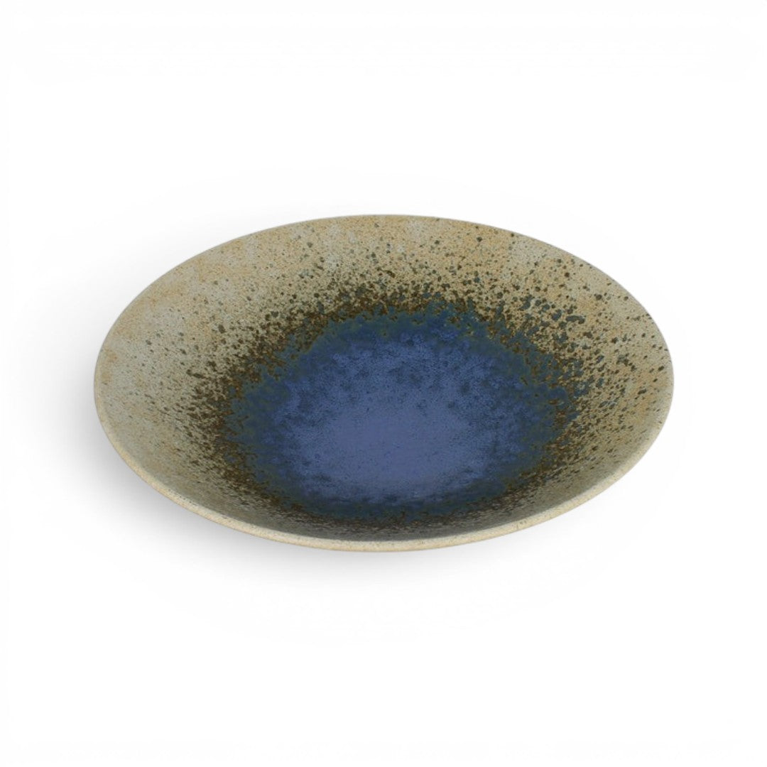 Set de 2 saladiers Yugen lab en céramique artisanale, design japonais avec fond bleu profond et bordure beige mouchetée
