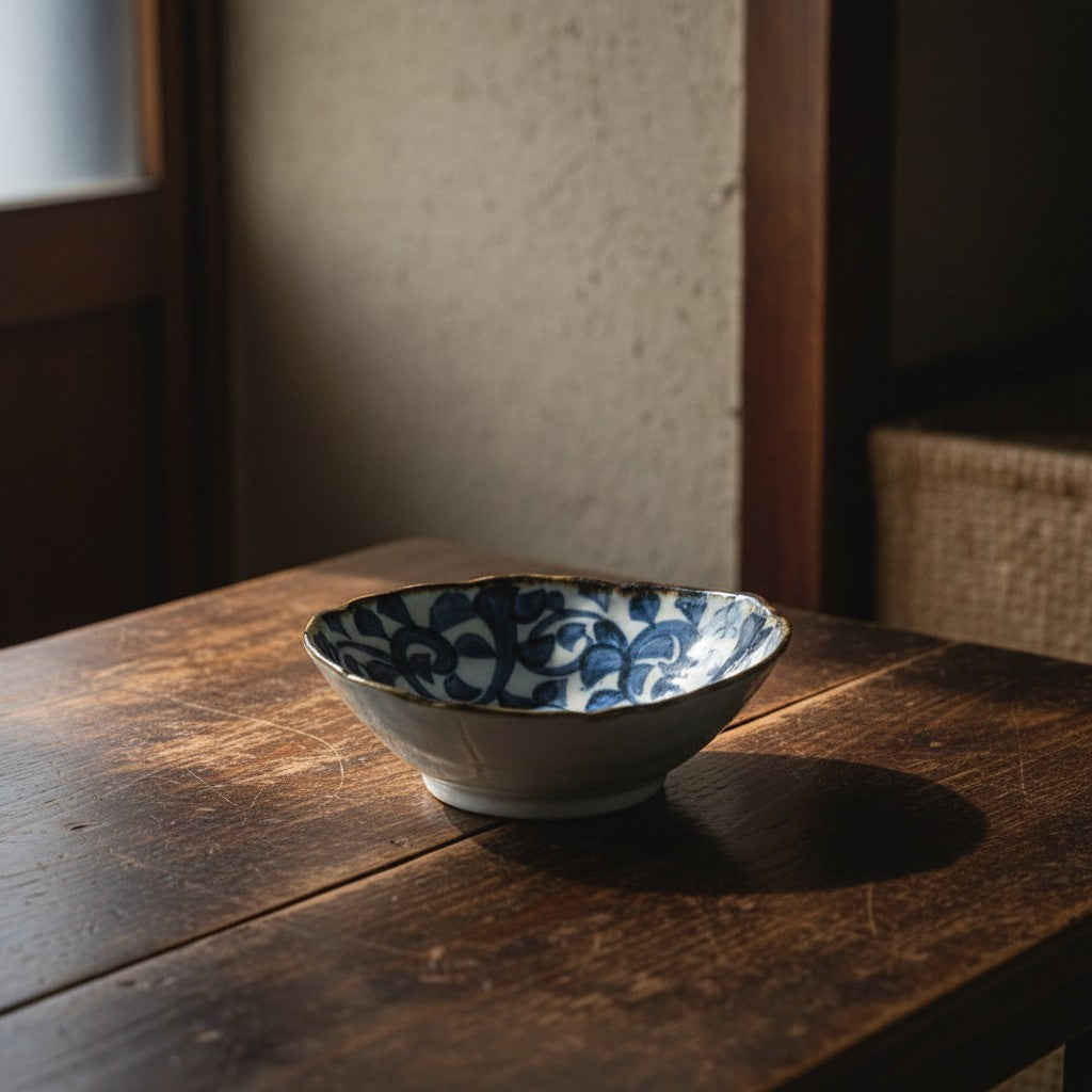 Saladier Yugen lab Tako Karakusa en céramique blanche et bleue avec motif floral traditionnel et bordure dentelée