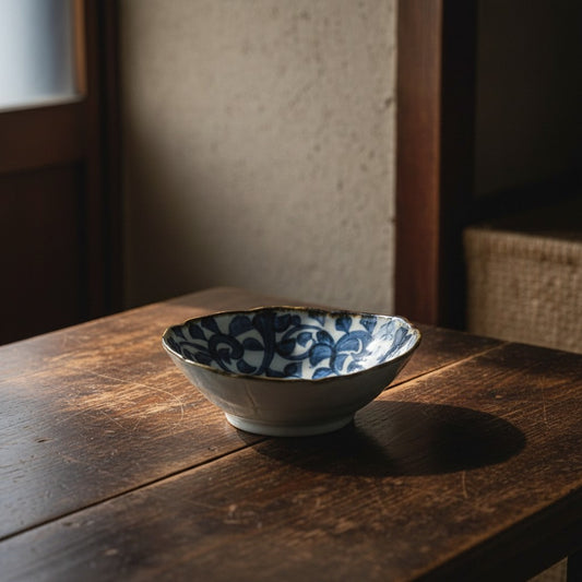Saladier Yugen lab Tako Karakusa en céramique blanche et bleue avec motif floral traditionnel et bordure dentelée