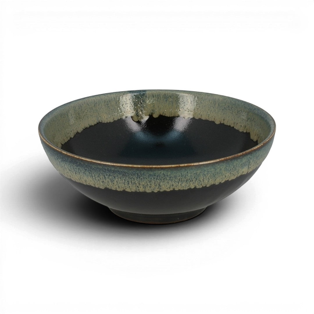 Saladier Yugen lab en porcelaine japonaise noire avec une bordure verte artisanale
