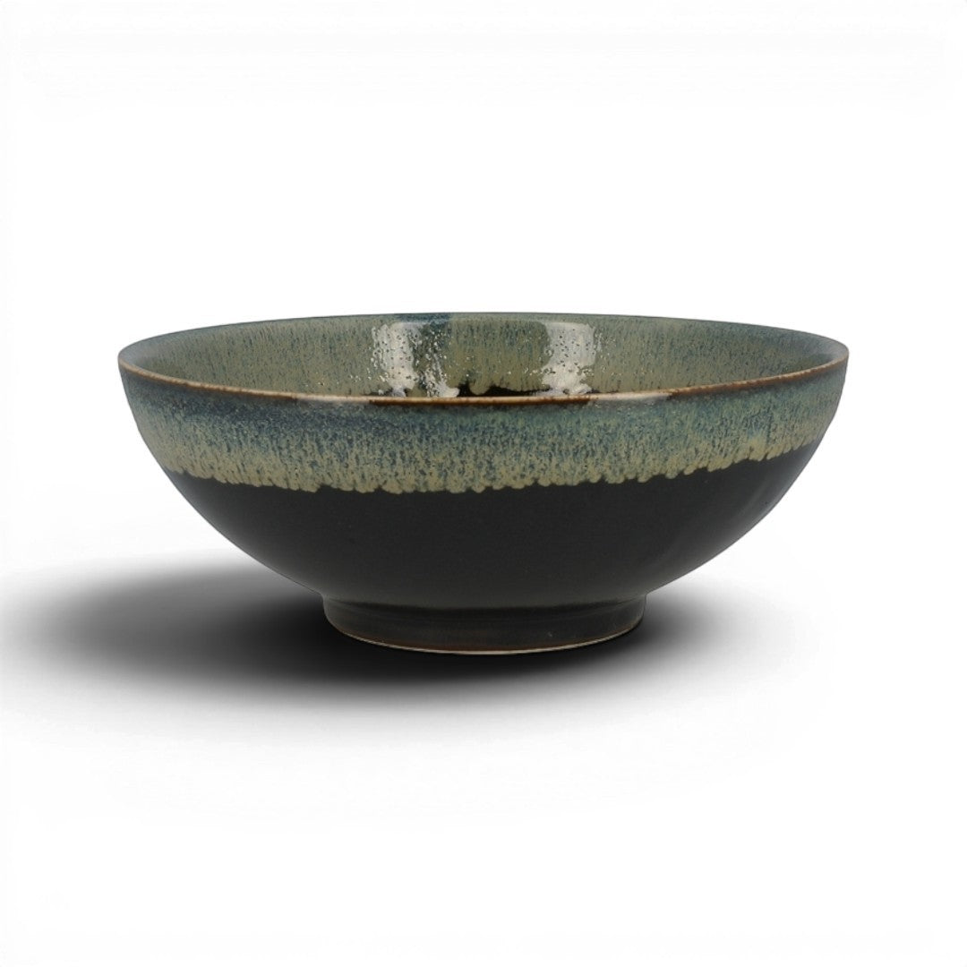 Saladier Yugen lab en porcelaine japonaise avec une bordure verte et une base noire, design artisanal élégant.