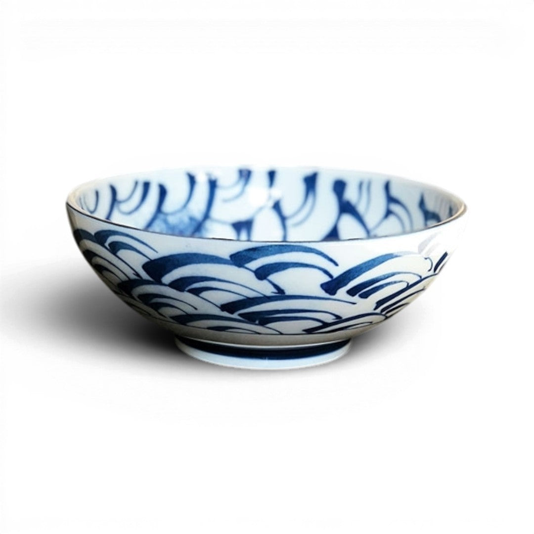 Saladier Yugen lab en porcelaine blanche avec motif de vagues bleues peint à la main dans un style japonais traditionnel